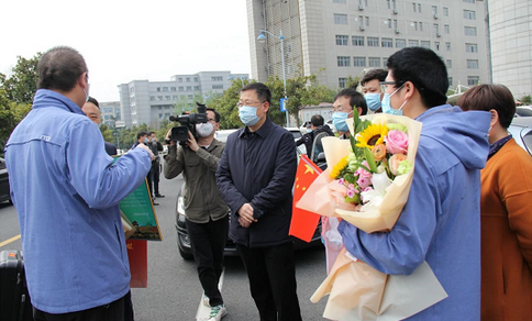 枣庄市市中区人民医院第一批援鄂医疗队员许彪刘秀凯旋归来